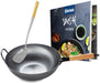 Wok szett karbonacélból, 34 cm, lapos aljú, fa nyéllel, wokfordítóval és receptkönyvvel – Deluzzo